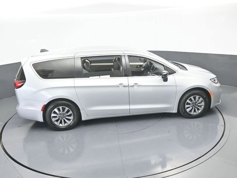 Used 2024 Chrysler Pacifica Select image 58