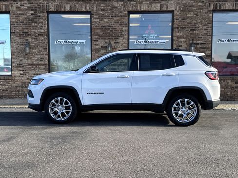 Used 2022 Jeep Compass Latitude image 2