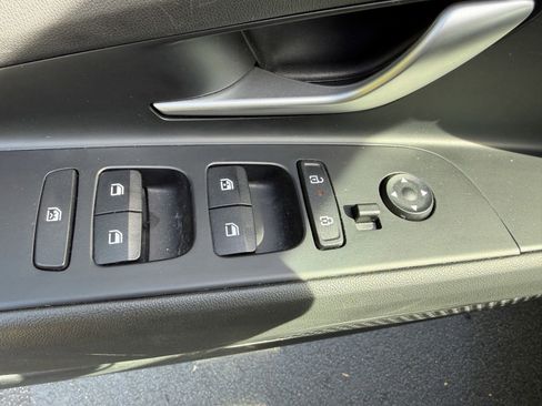 Used 2025 Hyundai Elantra Limited image 19