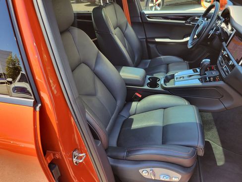 Certified 2023 Porsche Macan AWD/4WD image 28