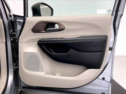 Used 2020 Chrysler Voyager Lxi image 26