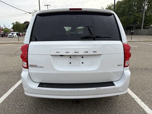 Used 2016 Dodge Grand Caravan SXT FWD image 11