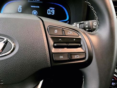 Used 2024 Hyundai Venue SEL image 18