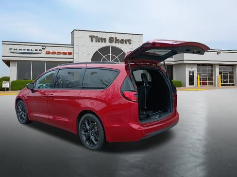 Used 2024 Chrysler Pacifica Touring-L w/ S Appearance Package image 12