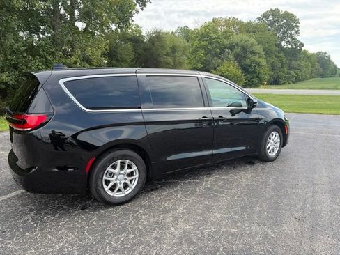 Used 2025 Chrysler Pacifica Select FWD image 10