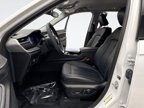 Used 2023 Jeep Grand Cherokee Limited image 11