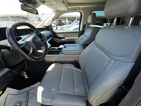 Used 2025 Ford Expedition Active AWD/4WD image 5