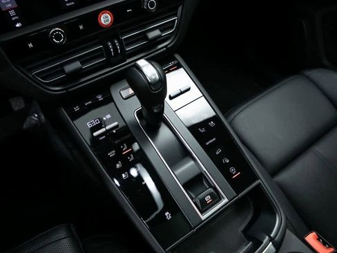 Used 2025 Porsche Macan image 15