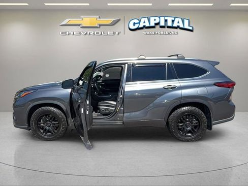 Used 2020 Toyota Highlander XLE AWD/4WD image 13