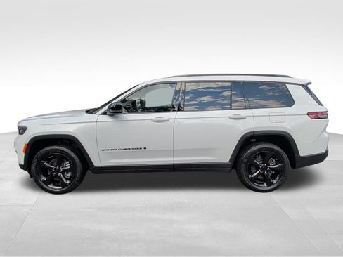 Used 2023 Jeep Grand Cherokee L Laredo AWD/4WD image 2
