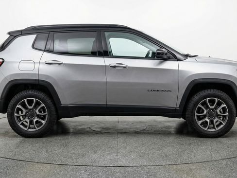Used 2025 Jeep Compass Trailhawk w/ Trailer Tow Group AWD/4WD image 11