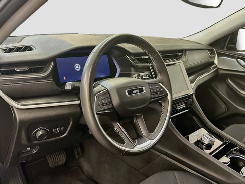 Used 2023 Jeep Grand Cherokee Laredo AWD/4WD image 18