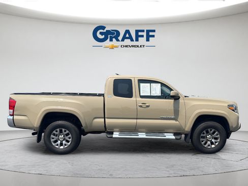 Used 2016 Toyota Tacoma SR5 w/ SR5 Appearance Package (SN) AWD/4WD image 9