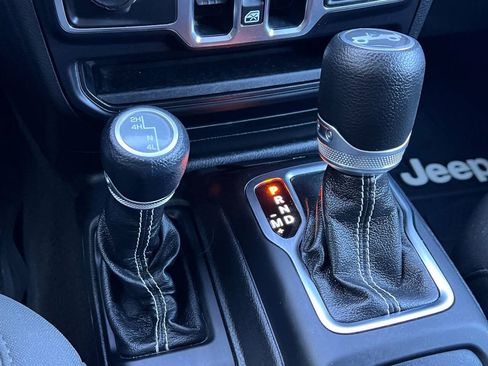 Used 2020 Jeep Wrangler Unlimited Sahara w/ Uconnect 4C Nav & Sound Group AWD/4WD image 24