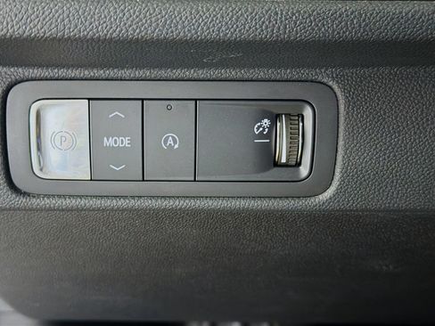 Used 2025 Chevrolet Traverse LT FWD image 16