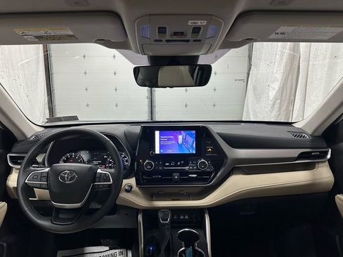 Used 2025 Toyota Highlander XLE image 40