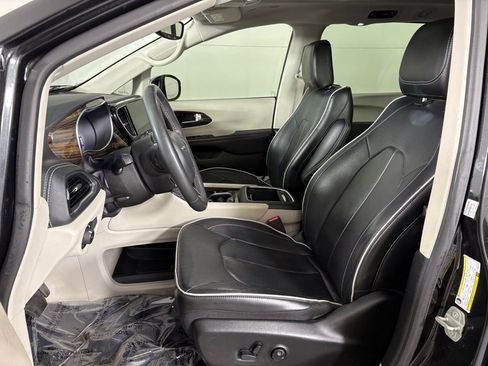 Used 2023 Chrysler Pacifica Limited image 16