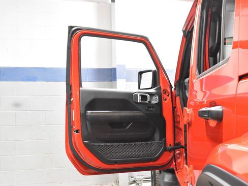 Used 2025 Jeep Wrangler Sahara image 10