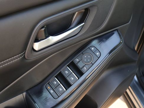Used 2025 Nissan Rogue SL FWD image 41