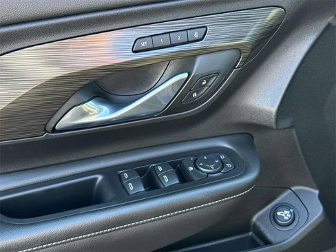 Used 2024 GMC Terrain SLT image 20