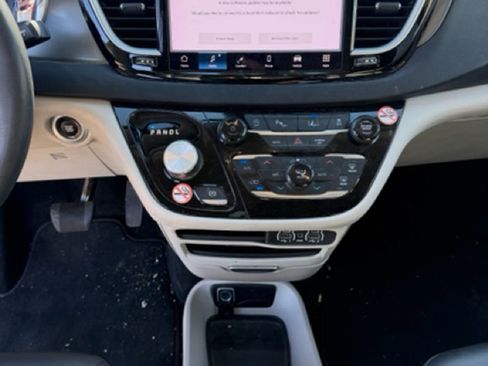 Used 2024 Chrysler Pacifica Touring-L image 19