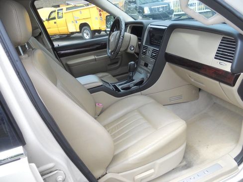 Used 2005 Lincoln Aviator AWD image 16