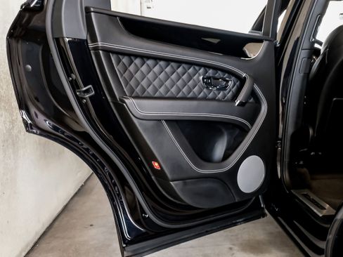 Used 2017 Bentley Bentayga image 49