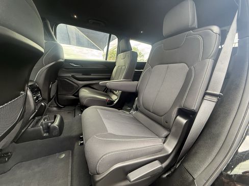 Used 2024 Jeep Grand Cherokee L Laredo image 12