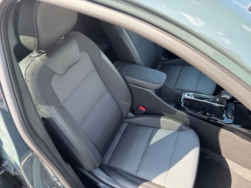 Used 2025 Chevrolet Trax LT image 35