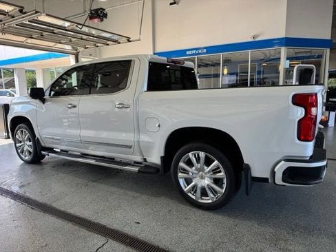 Used 2022 Chevrolet Silverado 1500 High Country w/ High Country Premium Package AWD/4WD image 5