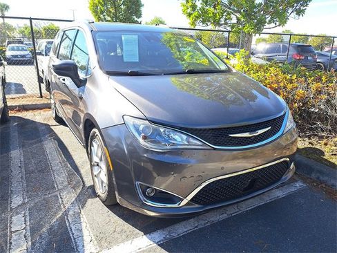 Used 2019 Chrysler Pacifica Touring-L Plus w/ Advanced Safetytec Group image 3