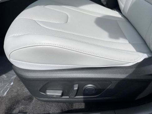 New 2025 Hyundai Elantra Limited image 12