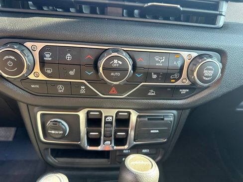 Used 2025 Jeep Gladiator Sport AWD/4WD image 24