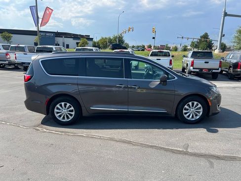 Used 2017 Chrysler Pacifica Touring-L FWD image 7