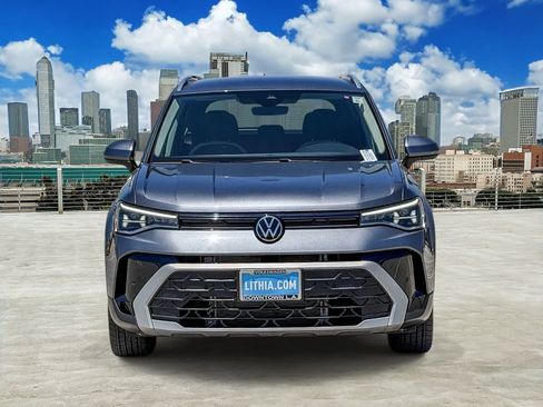 Used 2025 Volkswagen Taos SE FWD image 2
