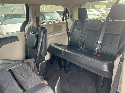 Used 2015 Chrysler Town & Country Touring w/ Driver Convenience Group FWD image 27