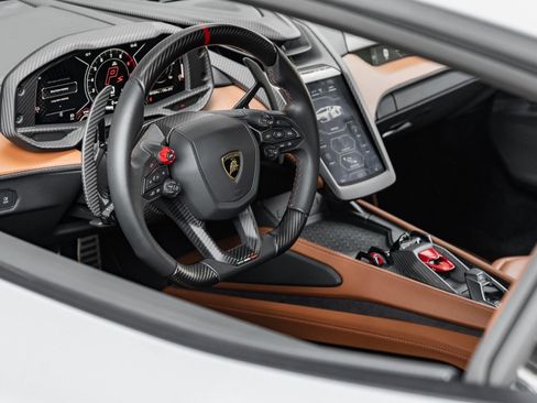Used 2024 Lamborghini Revuelto image 17