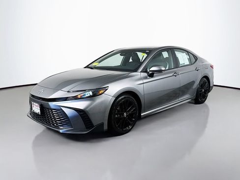 Used 2025 Toyota Camry SE FWD image 2