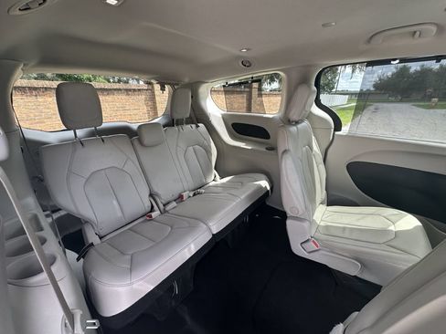 Used 2021 Chrysler Pacifica Touring-L FWD image 12
