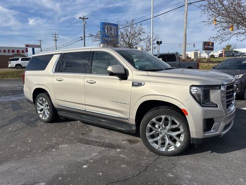 Used 2021 GMC Yukon XL SLT w/ SLT Premium Package image 4