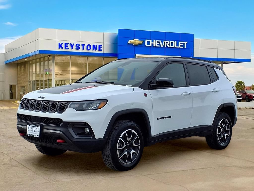 Used 2025 Jeep Compass Trailhawk AWD/4WD image 3