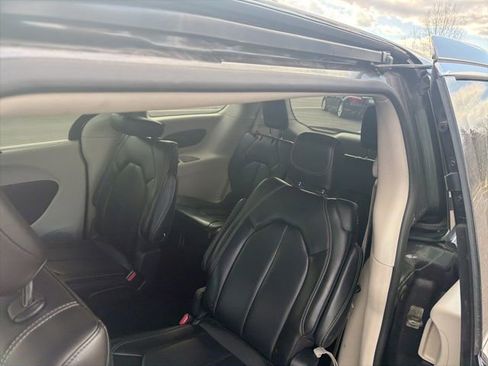 Used 2023 Chrysler Pacifica Touring-L image 9