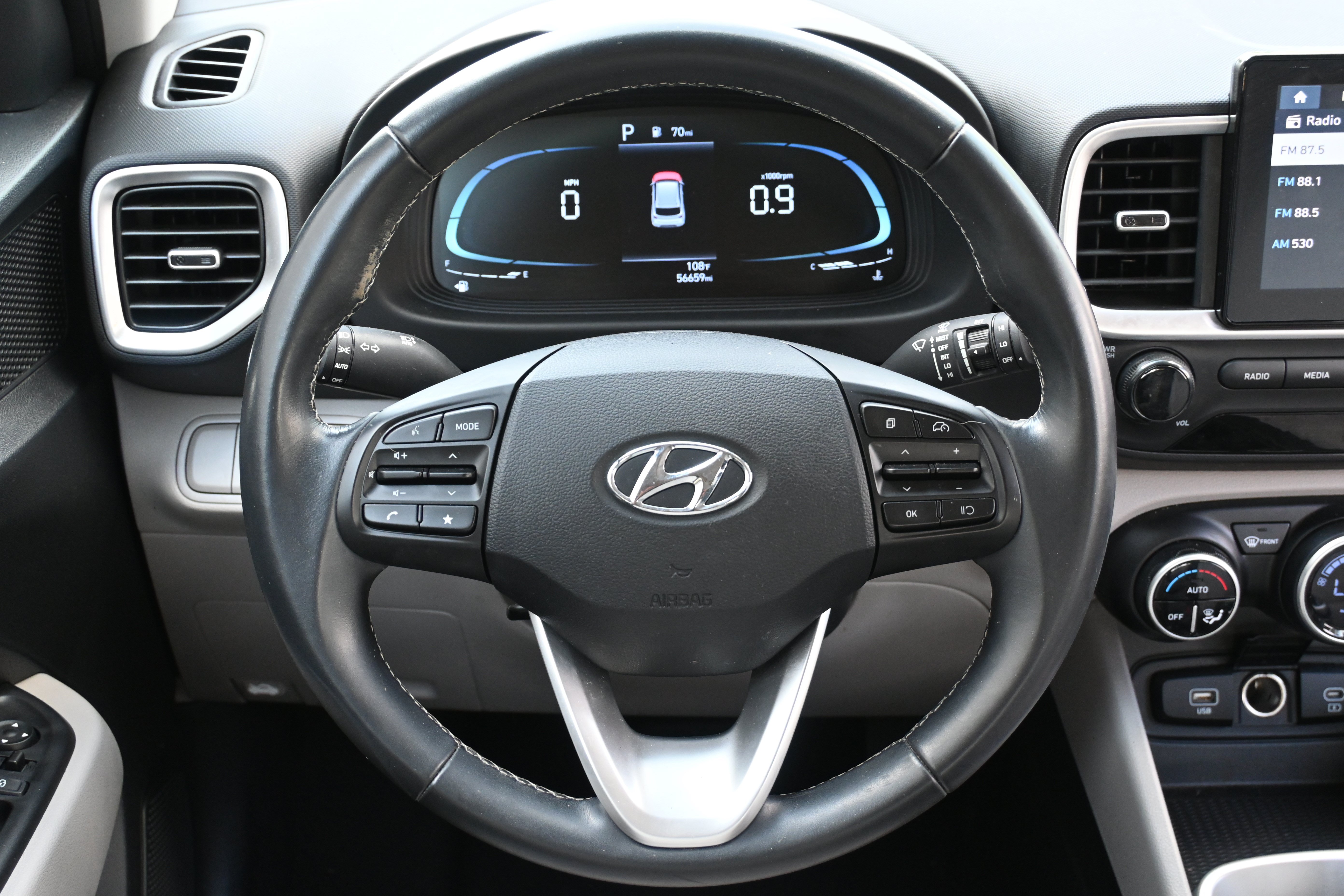 Used 2024 Hyundai Venue SEL FWD image 17