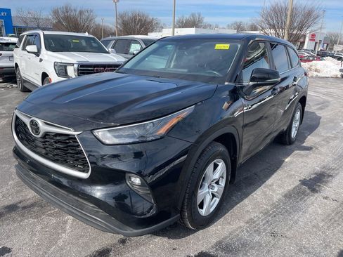 Used 2023 Toyota Highlander LE image 3