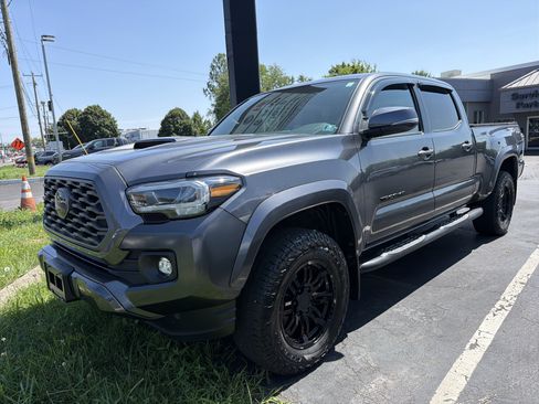 Used 2022 Toyota Tacoma TRD Sport w/ TRD Premium Sport Package AWD/4WD image 3