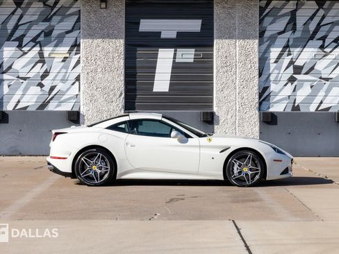 Used 2016 Ferrari California T image 18