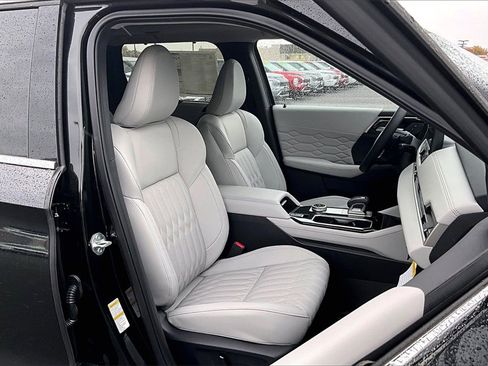 New 2025 Mitsubishi Outlander AWD image 8