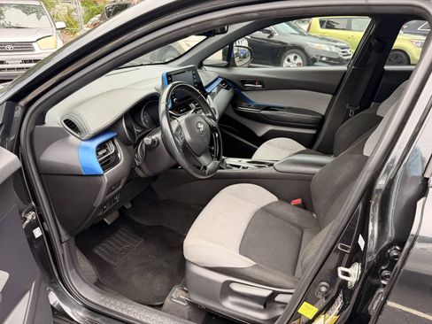 Used 2019 Toyota C-HR XLE FWD image 11