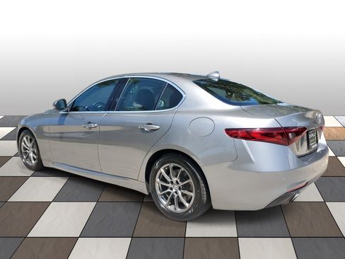 Used 2018 Alfa Romeo Giulia image 6