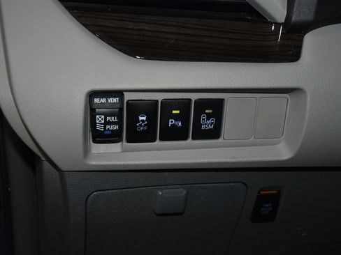 Used 2015 Toyota Sienna XLE Premium FWD image 10